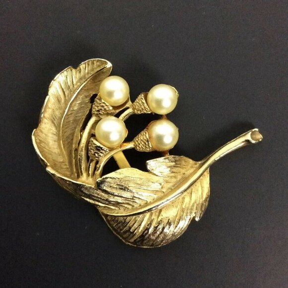 Vintage Goldtone Fallen Leaf & Imitation Pearl Brooch Pin - Picture 2 of 4